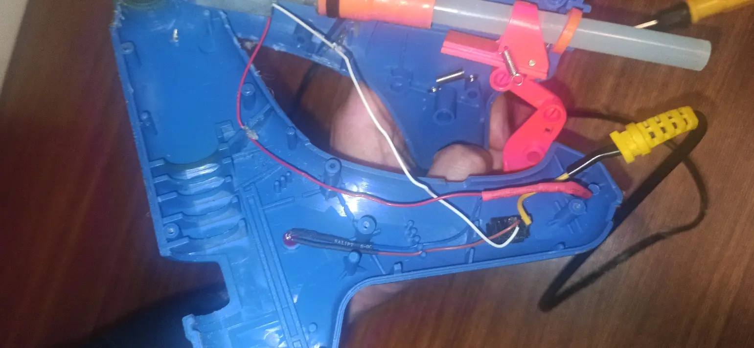 把点不亮的热胶柄拆开,等到放长假有空改成玩具手铳