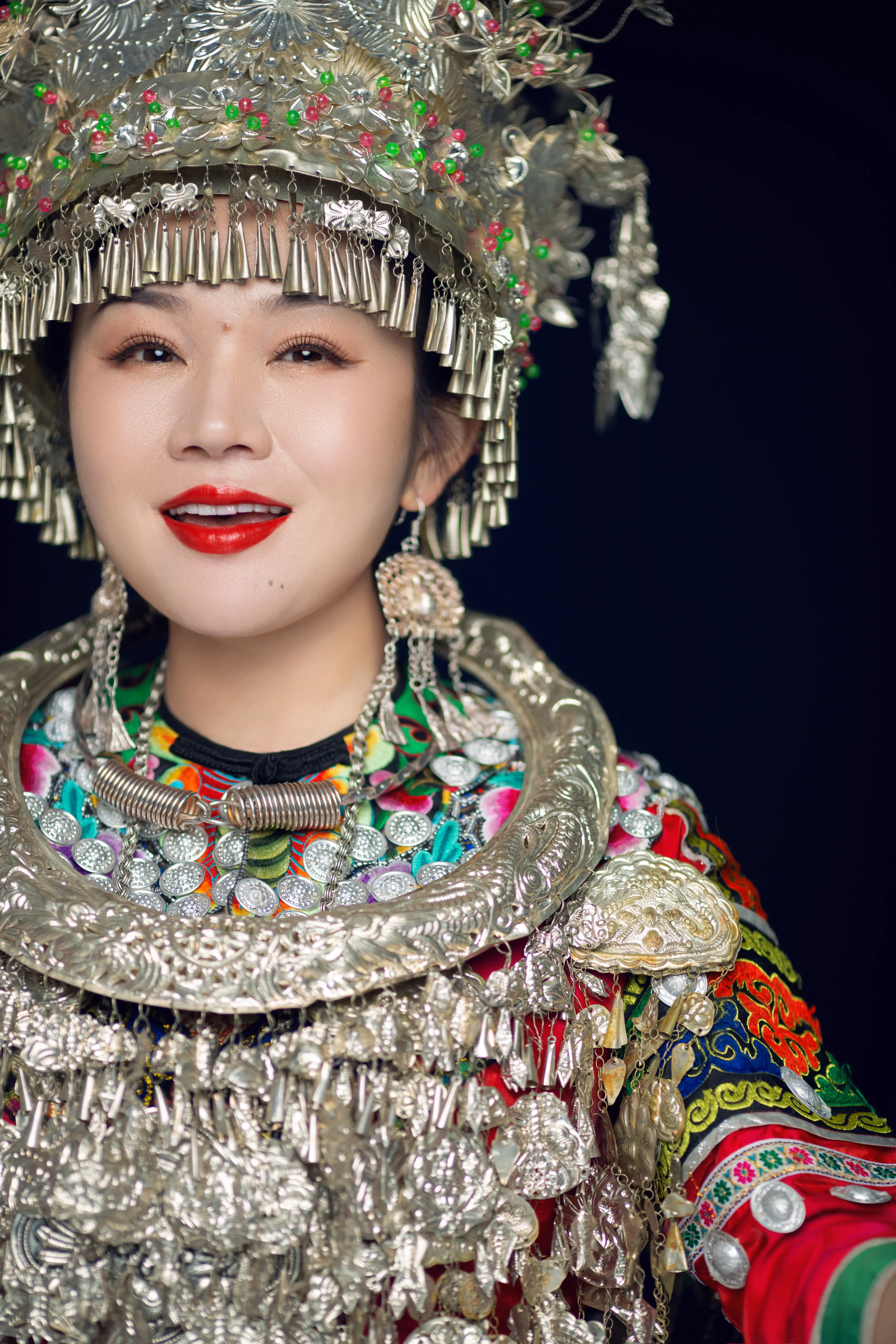 阿苗千千参与创作并演唱的《茶花开的时候》