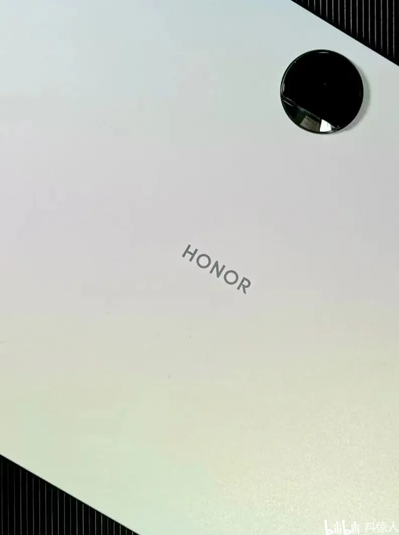 荣耀平板9配备了后置13mp摄像头和前置8mp摄像头,支持高清视频通话和