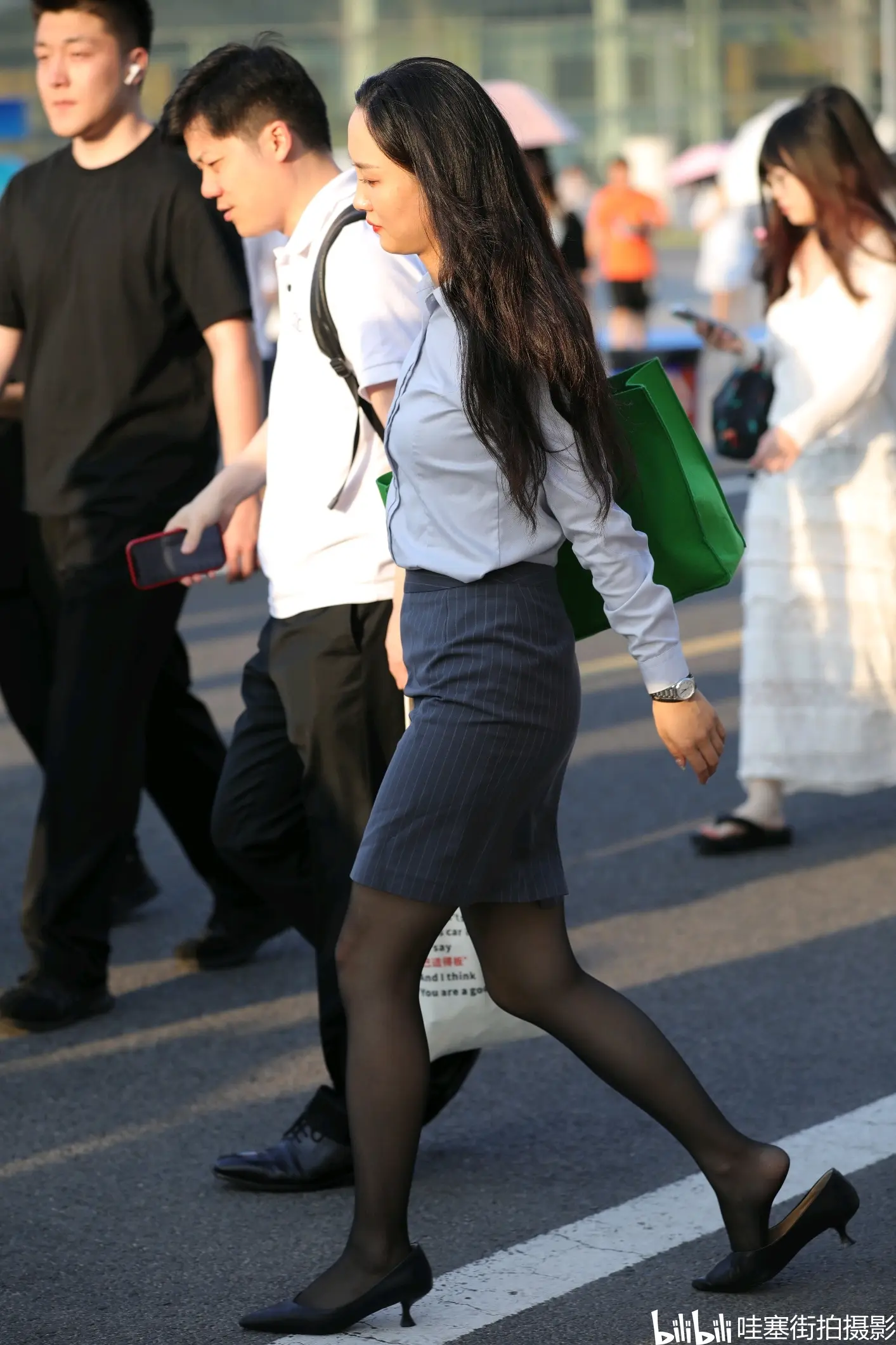 街拍职业装黑s高跟美女 - 哔哩哔哩