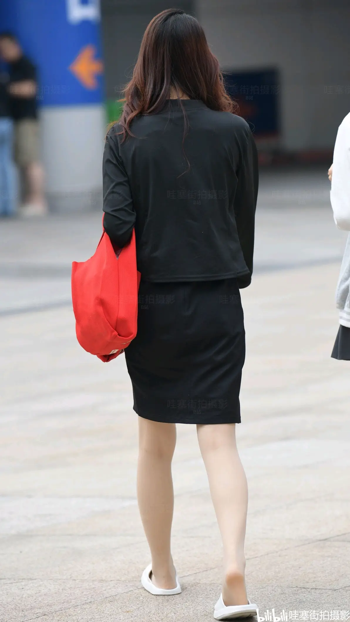 偶遇卷发肉丝凉拖小姐姐2025年02月15日 12:15哇塞街拍摄影