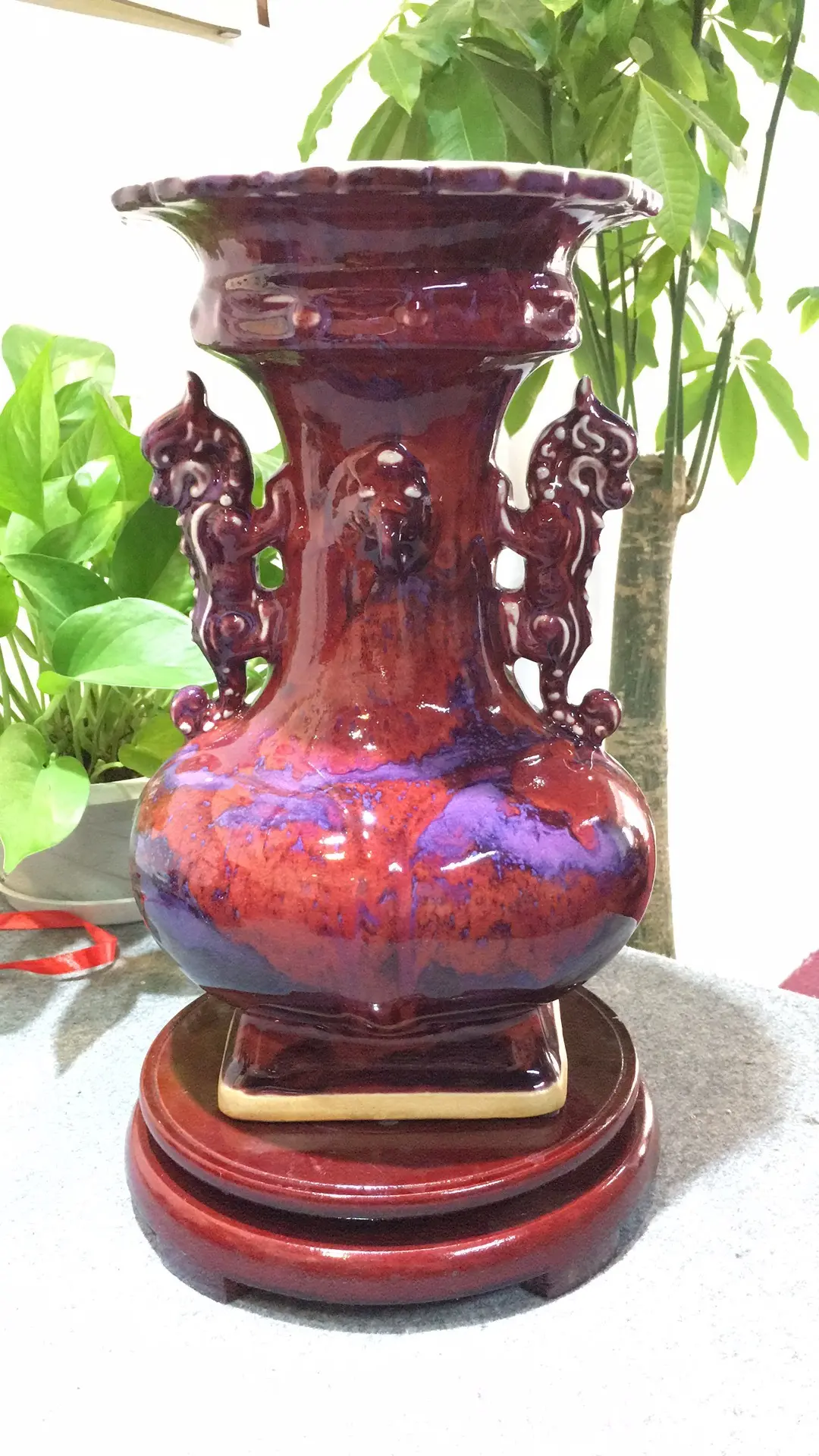 藏品简介:《国礼和谐尊》型取古时青铜器之重器莲荷方壶雏形,冠捧佛莲