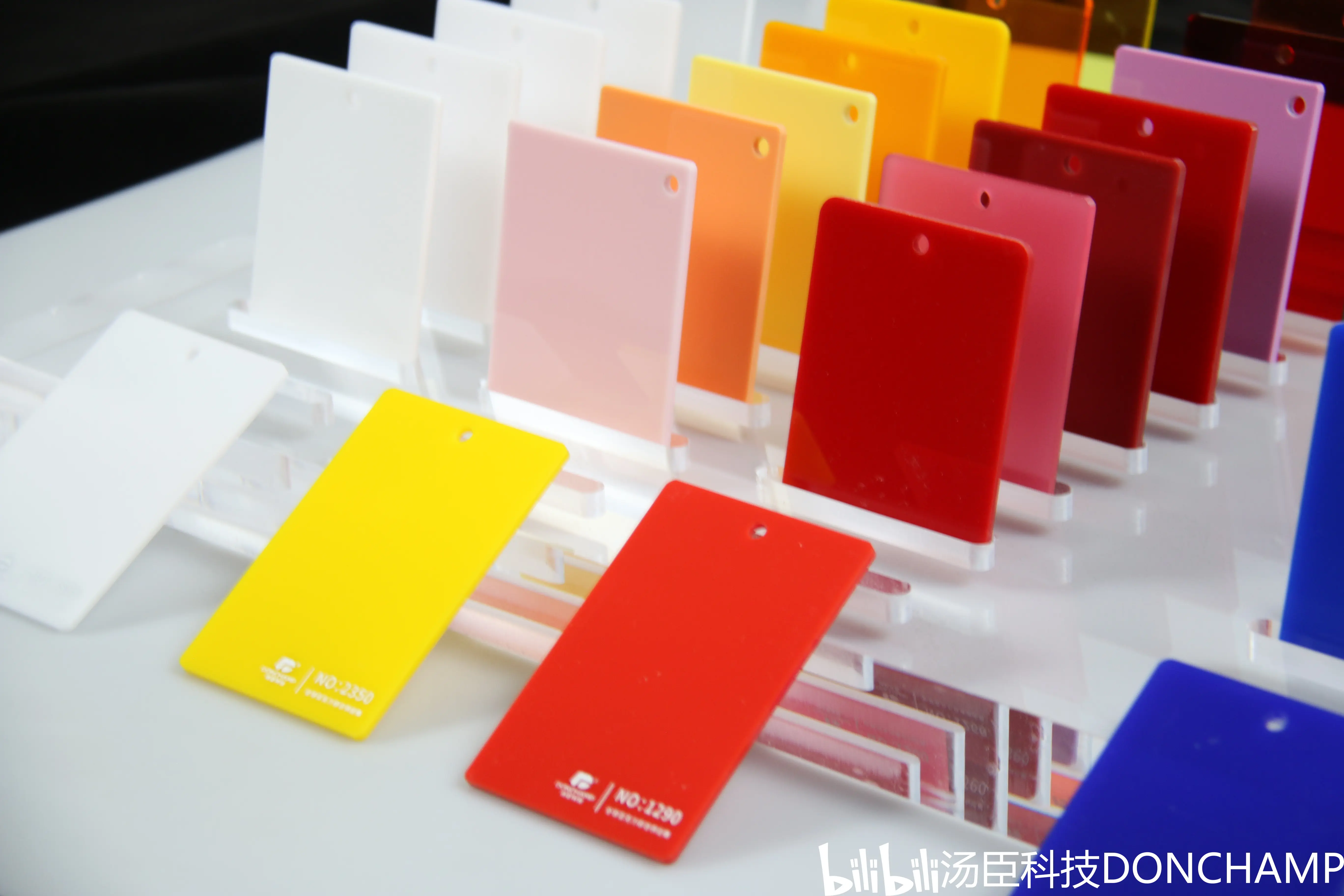 在选择亚克力广告标识材料上需要注意什么?