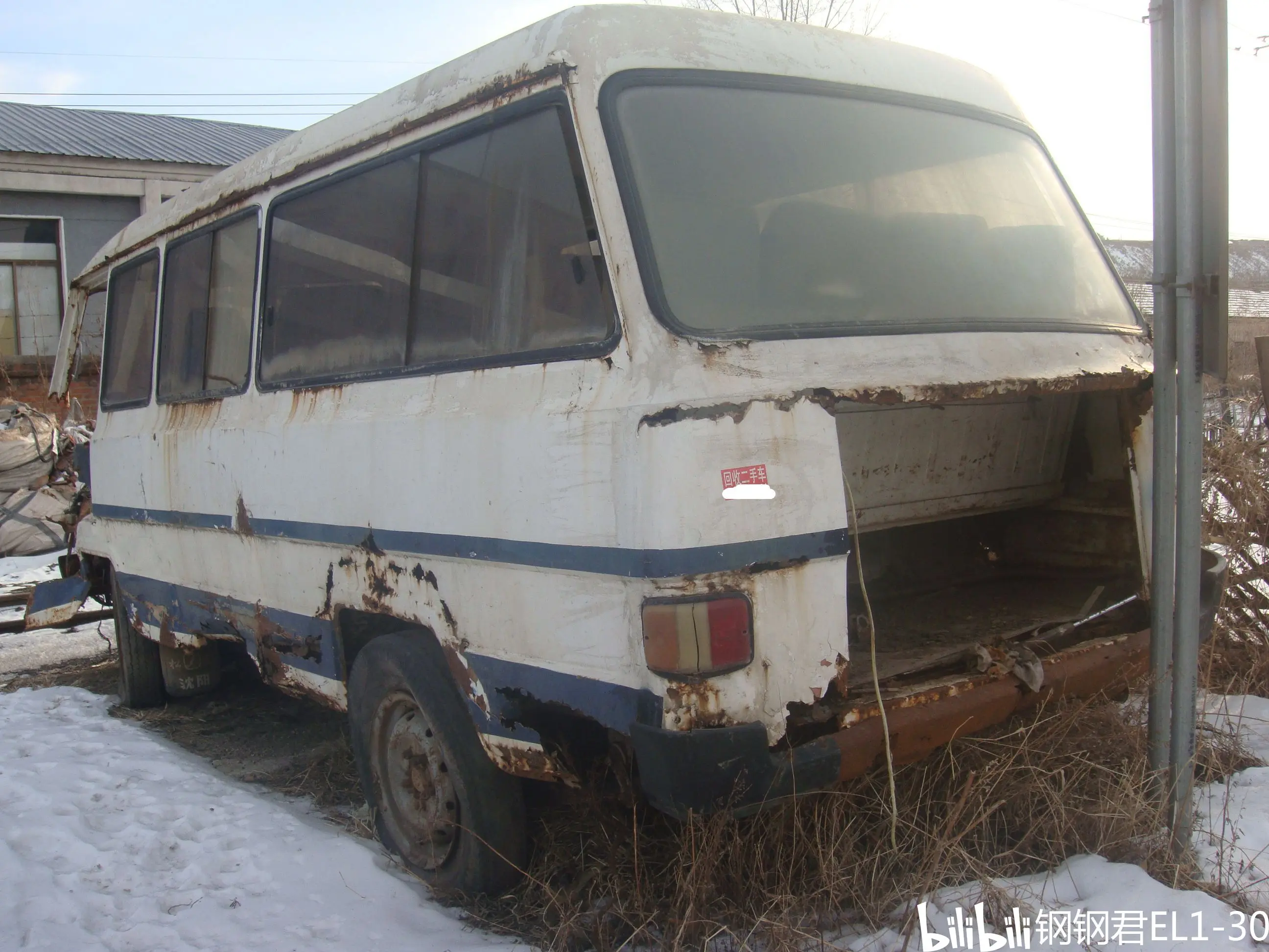 上模糊的字样方向盘部位特写内饰破旧的轮胎刻有"松辽汽车厂"拼音字