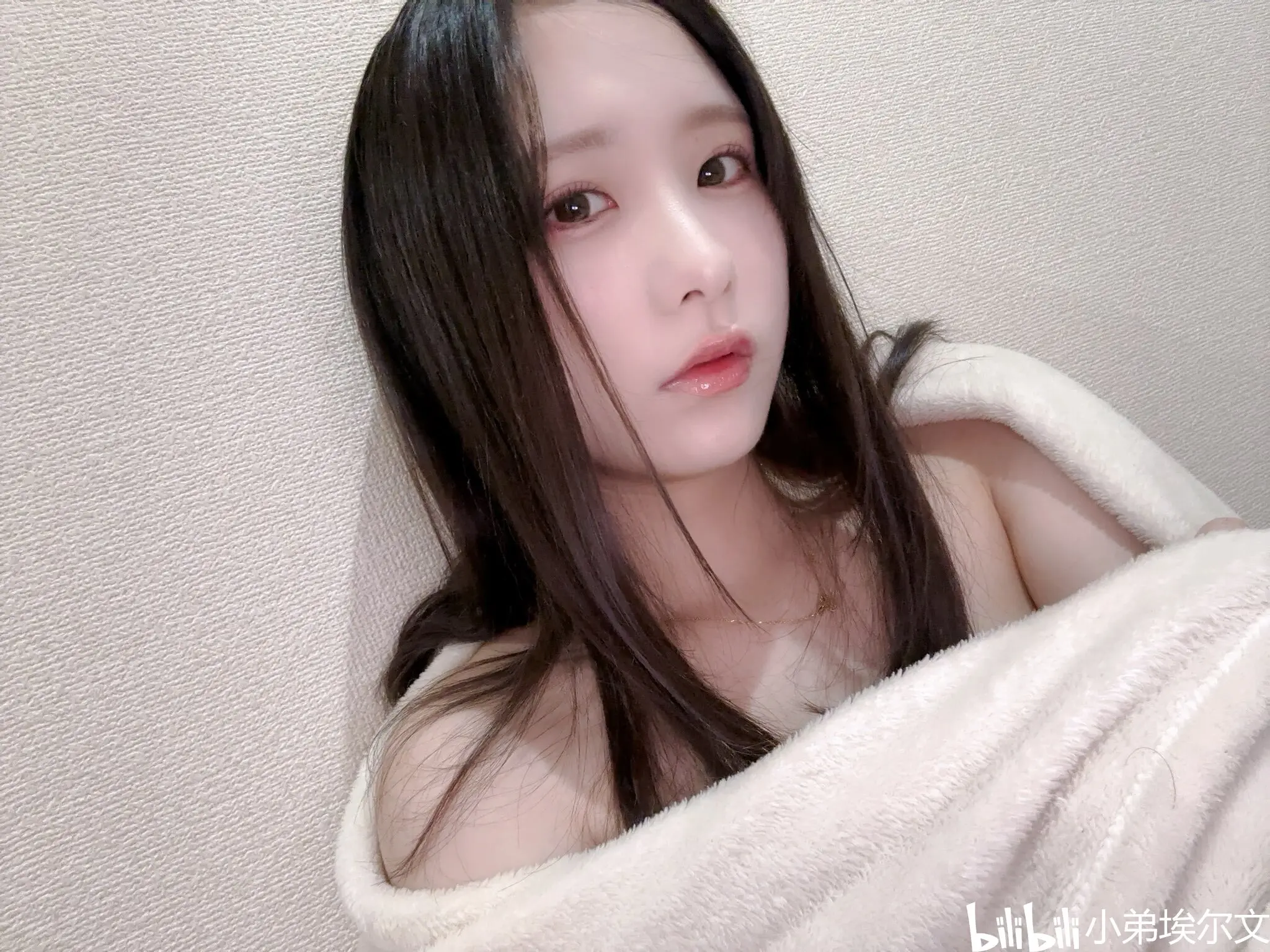 村上悠华晒最新披肩发一乃葵休息室自拍我在b站看美女关注粉丝:3.