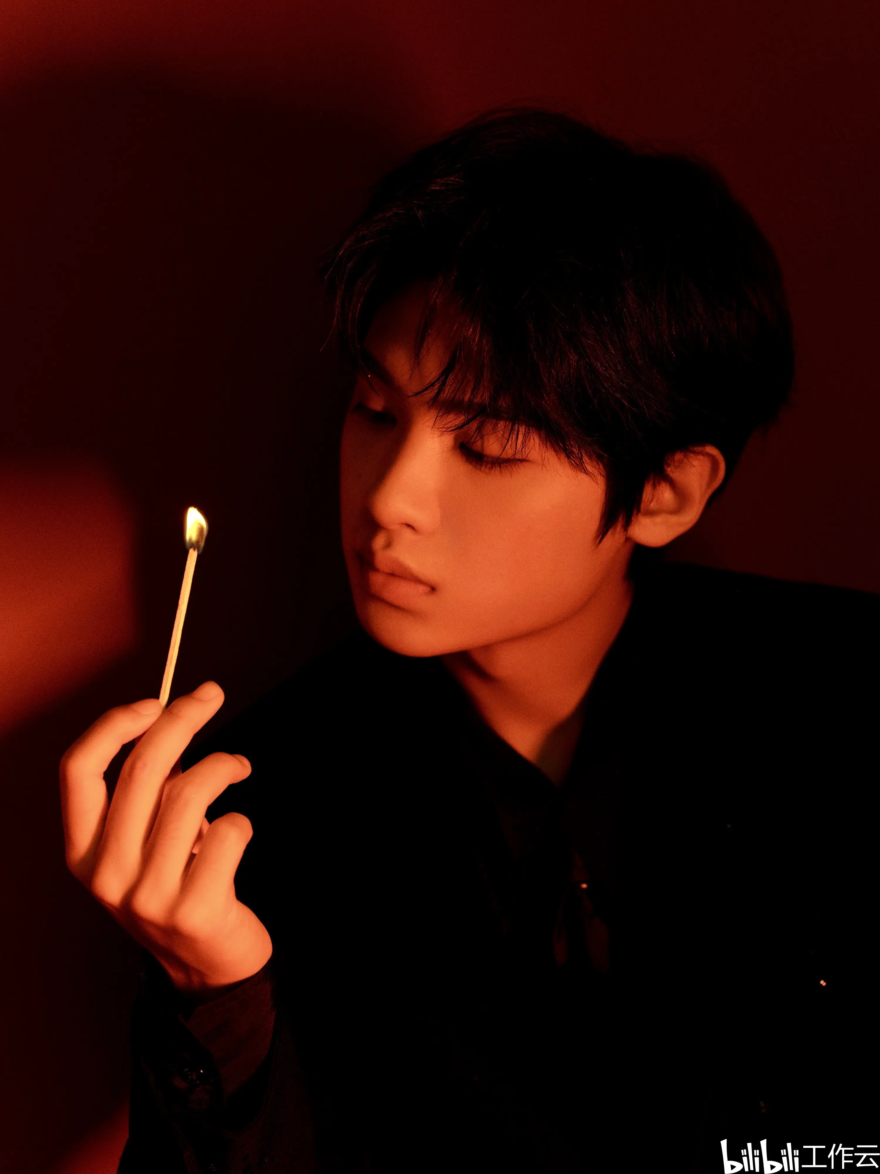 黄明昊片西装造型帅气写真