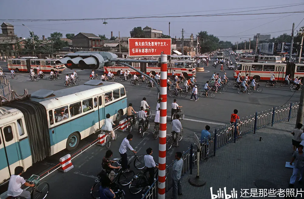 老照片  1985年北京街头  时光深处的城市记忆