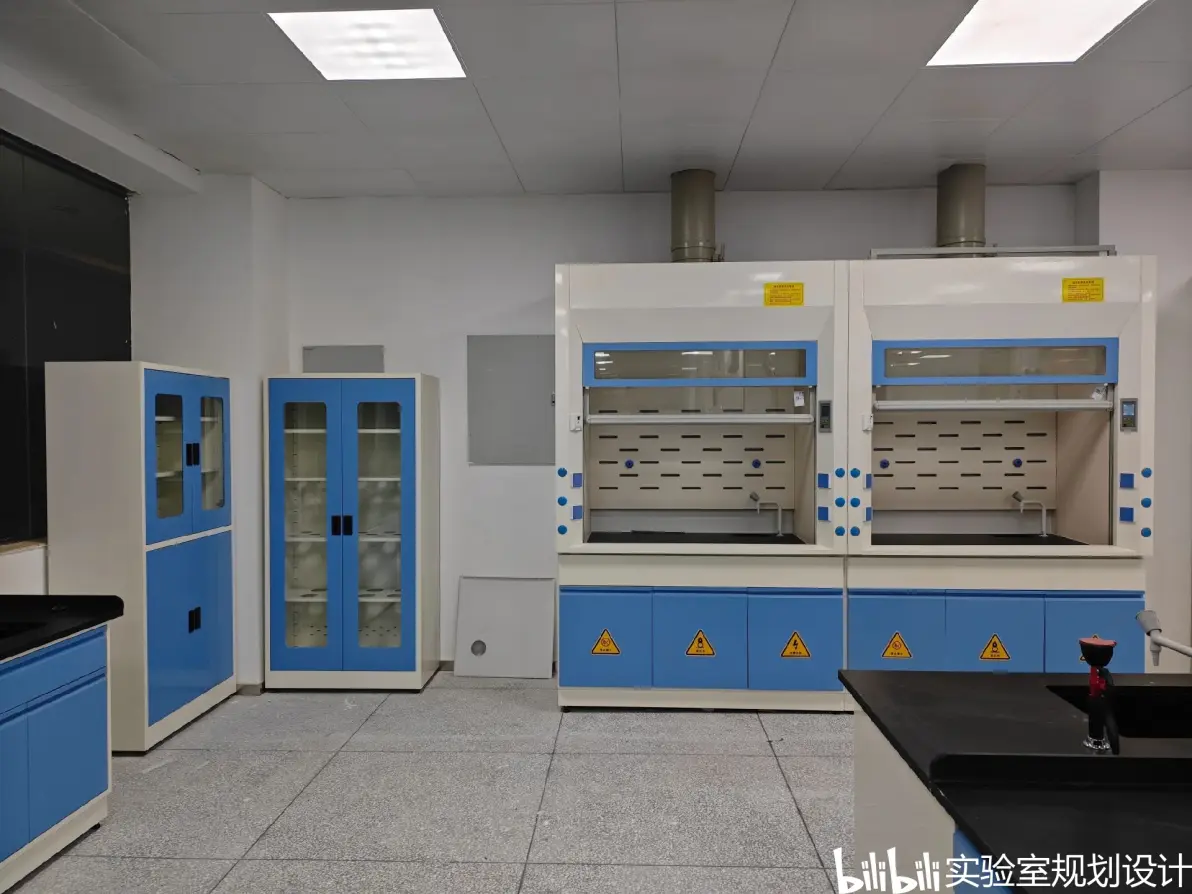 神秘管家日夜服侍贵妇，细致打理起居细节，无微不至关怀生活，专属团队彰显尊贵