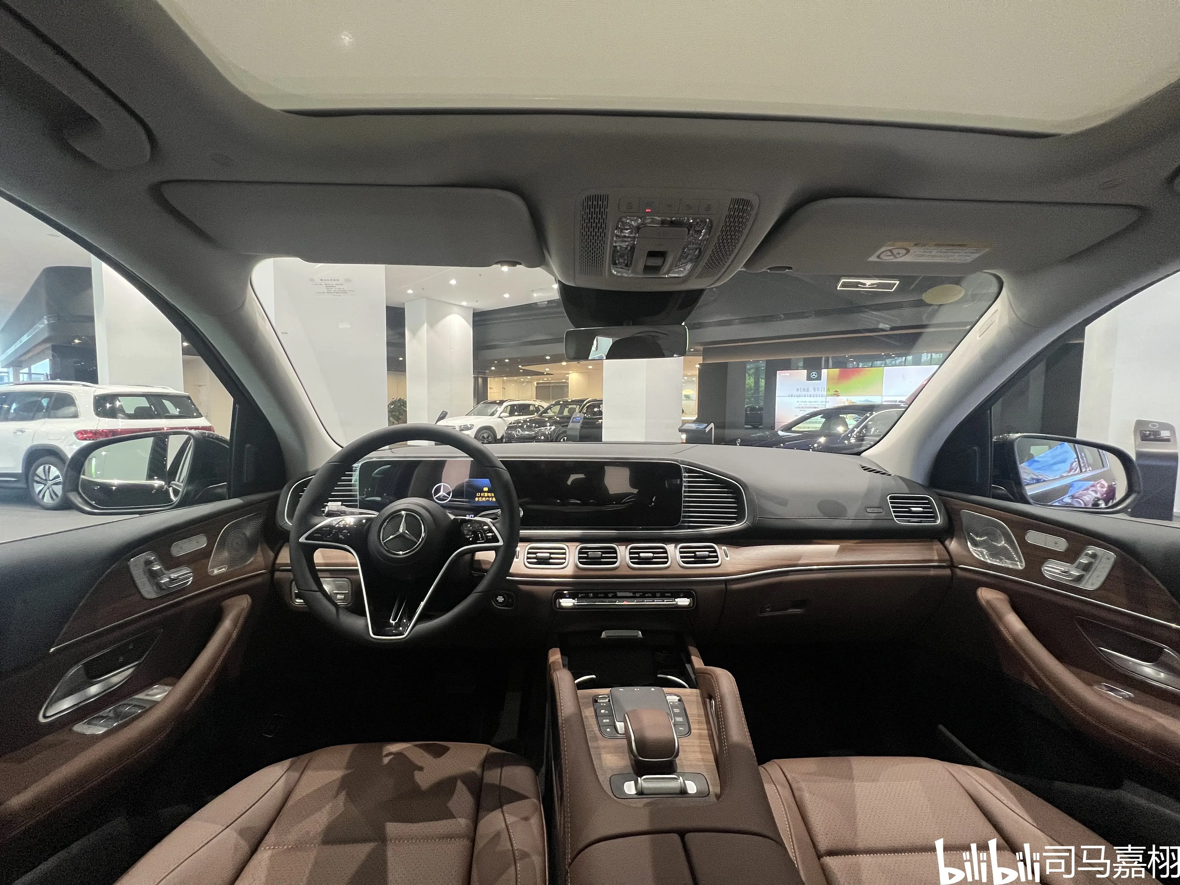 内饰还是奔驰的家族设计,设计还是相当不错的,虽然已经用了挺久了,但