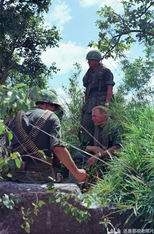 彩色老照片 越南热带丛林里的美军 真的是疲惫不堪