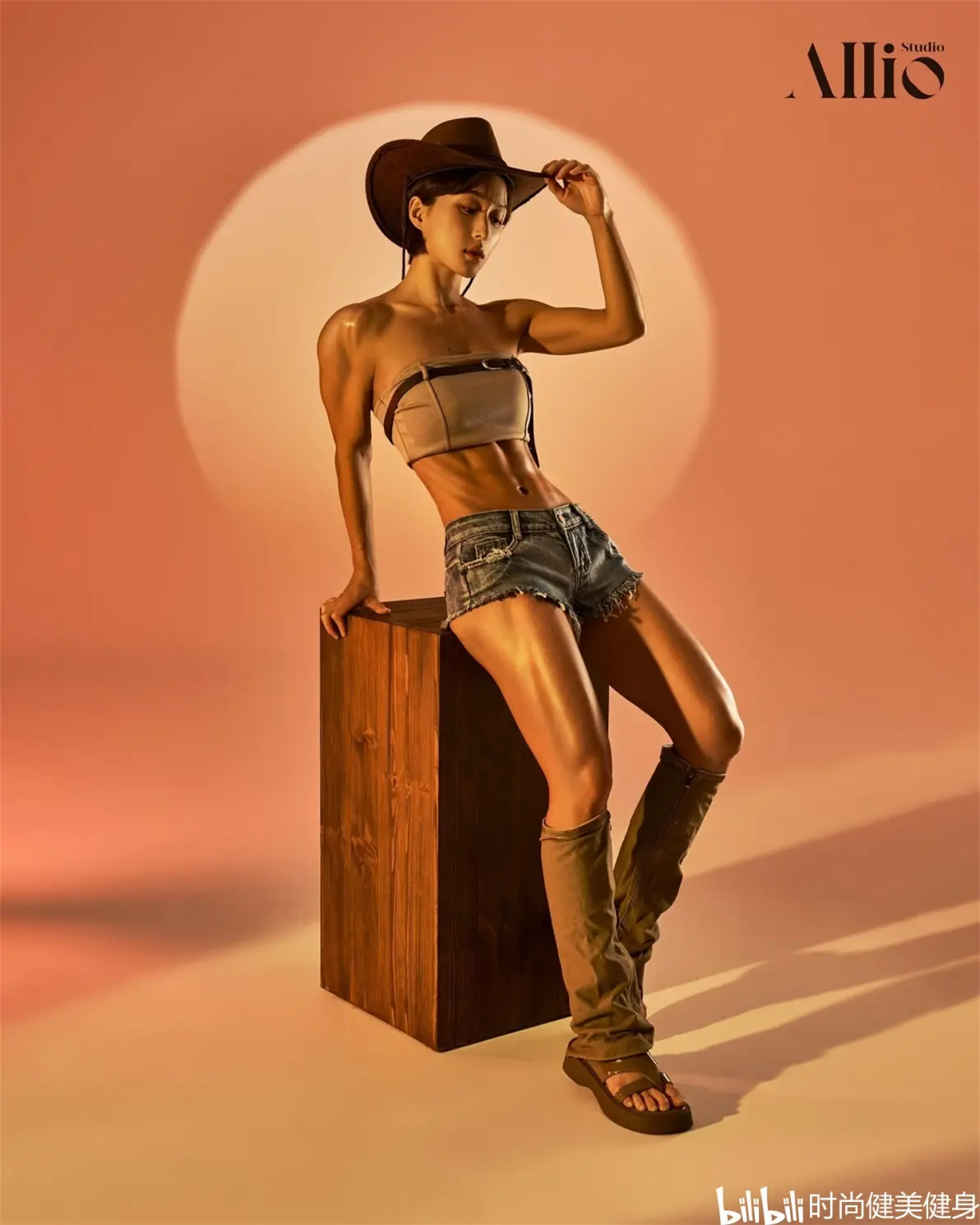 昨天主号上推送的那位腹肌女郎,真实原型就是这位韩国肌肉女:kumi