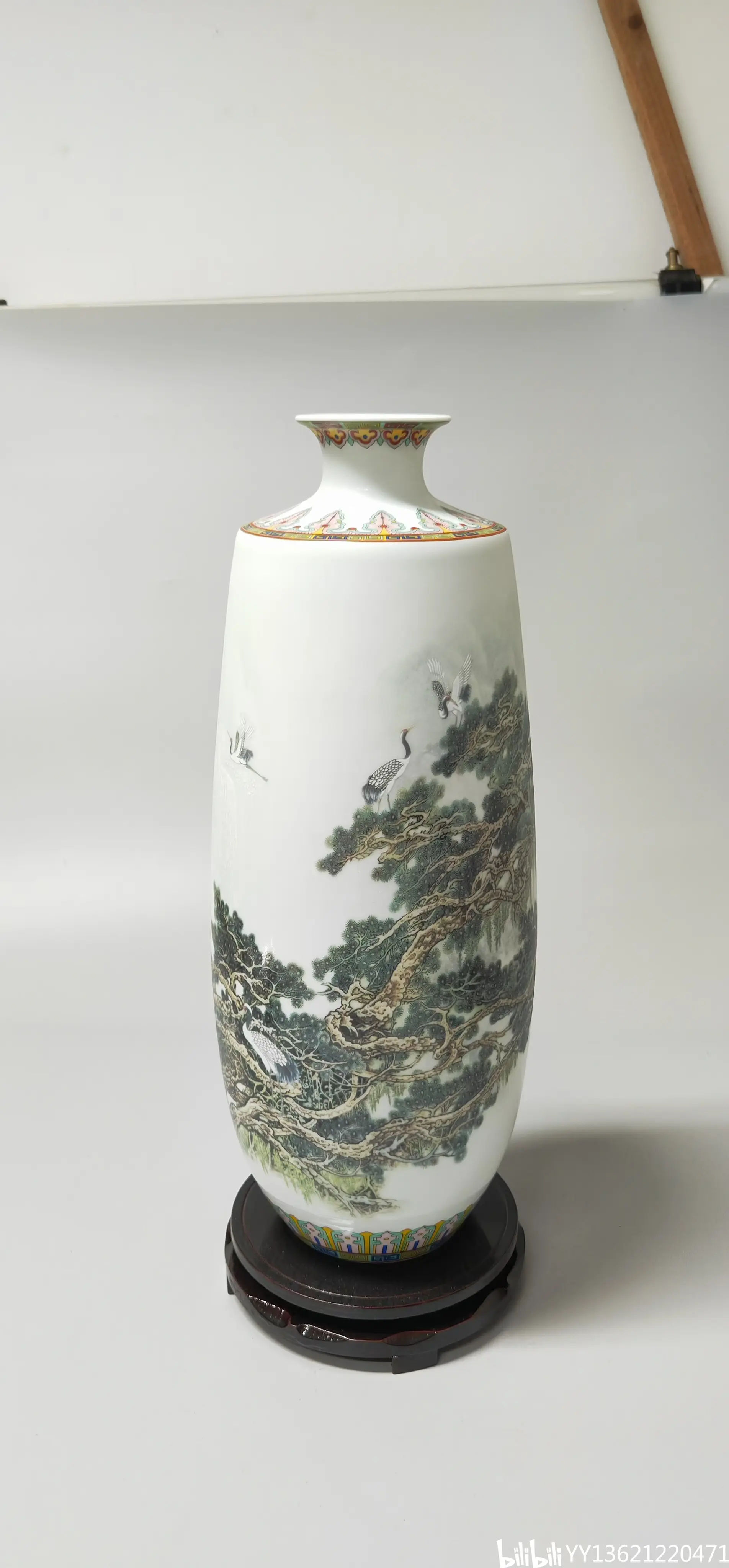 《松鹤延年》瓷瓶画面源自中国工艺美术大师 张松茂,徐亚凤设计