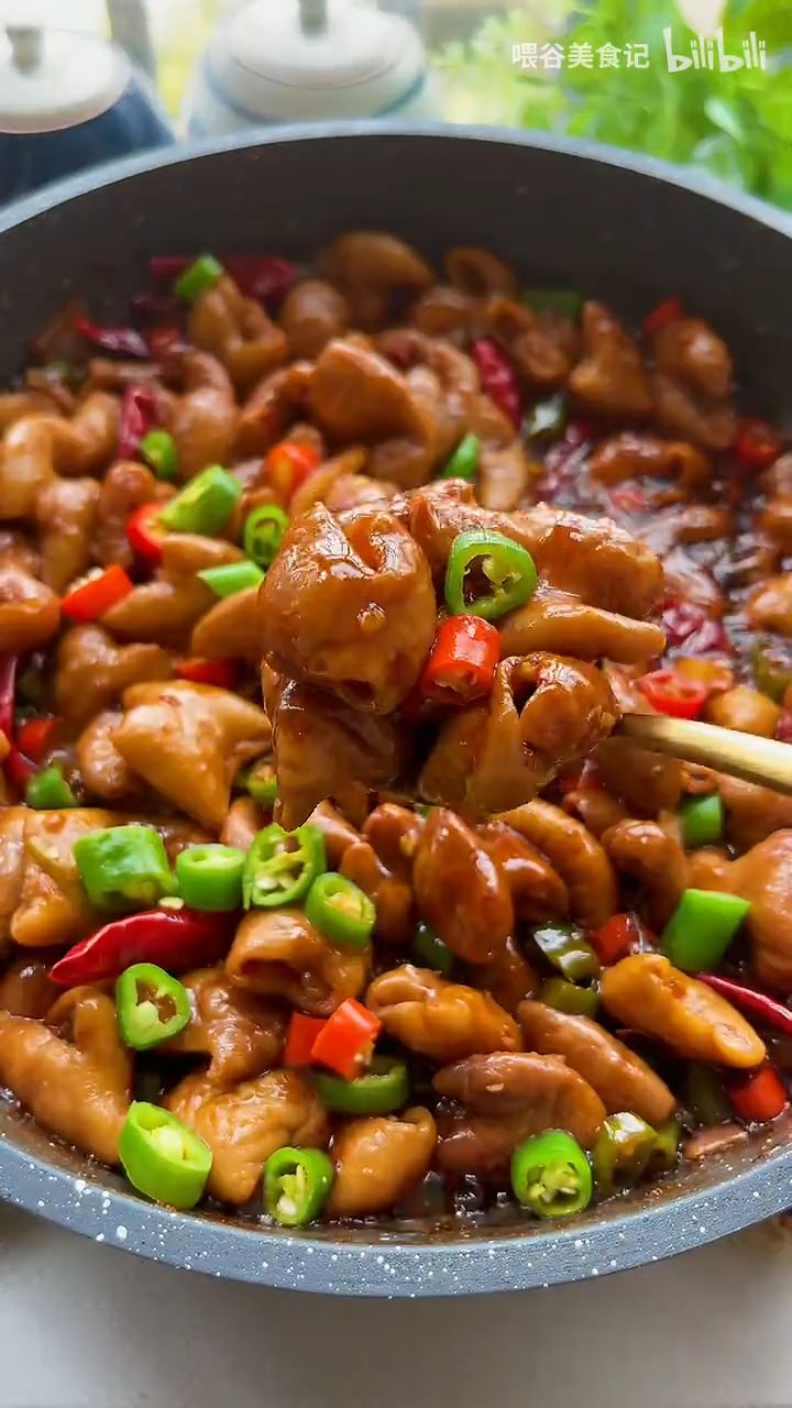 红烧肥肠这样做肥而不腻,还没有异味!全家人都爱吃! - 哔哩哔哩