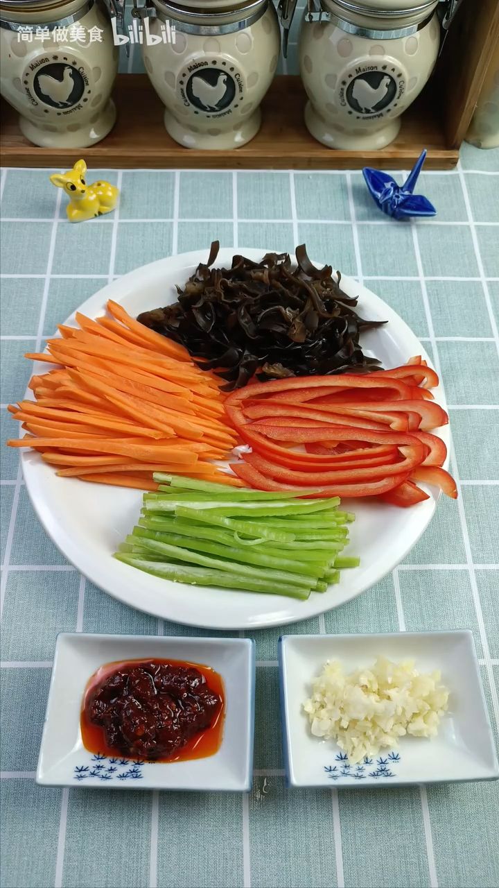 下饭神器鱼香肉丝,6块钱就能炒一大盘,简单好做,米饭再多也不够吃