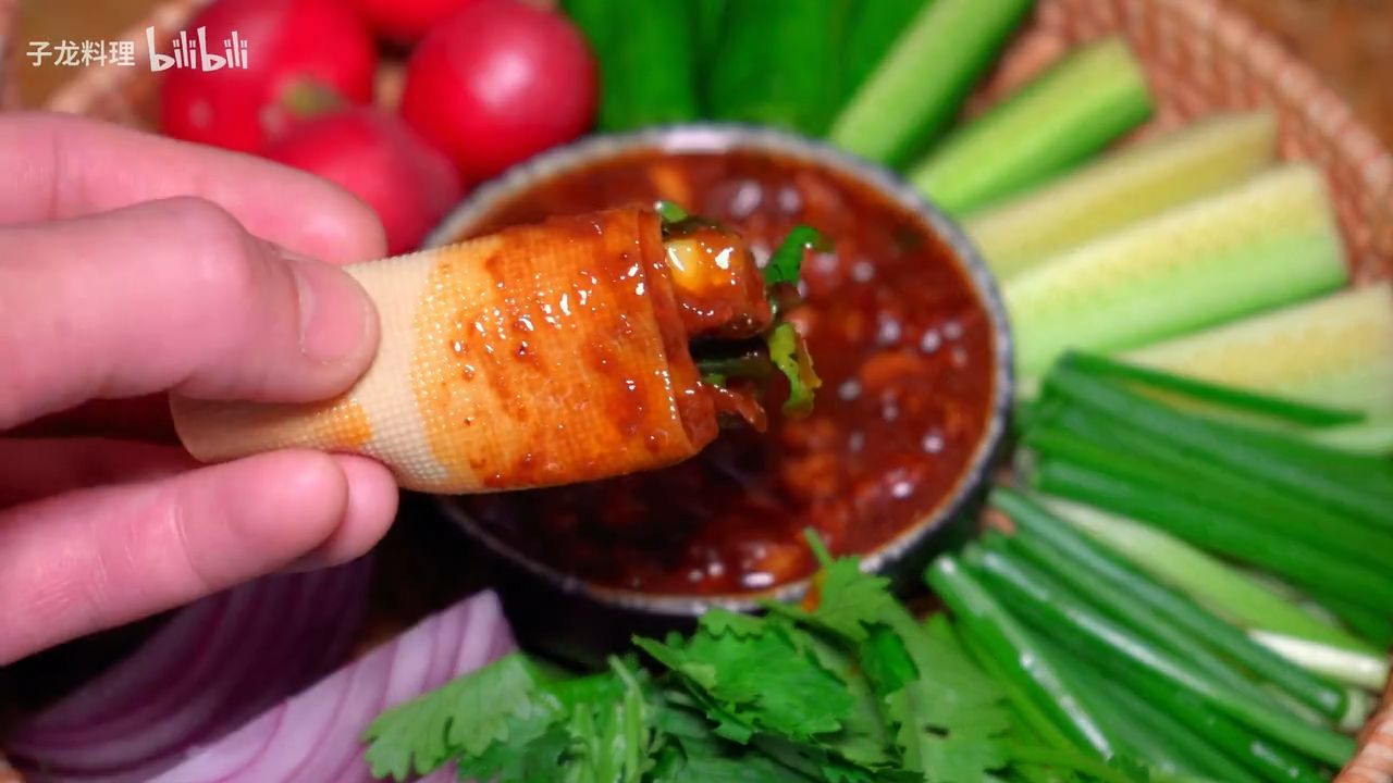 31566准备适量干豆腐,卷蔬菜,蘸鸡蛋酱即可食用.