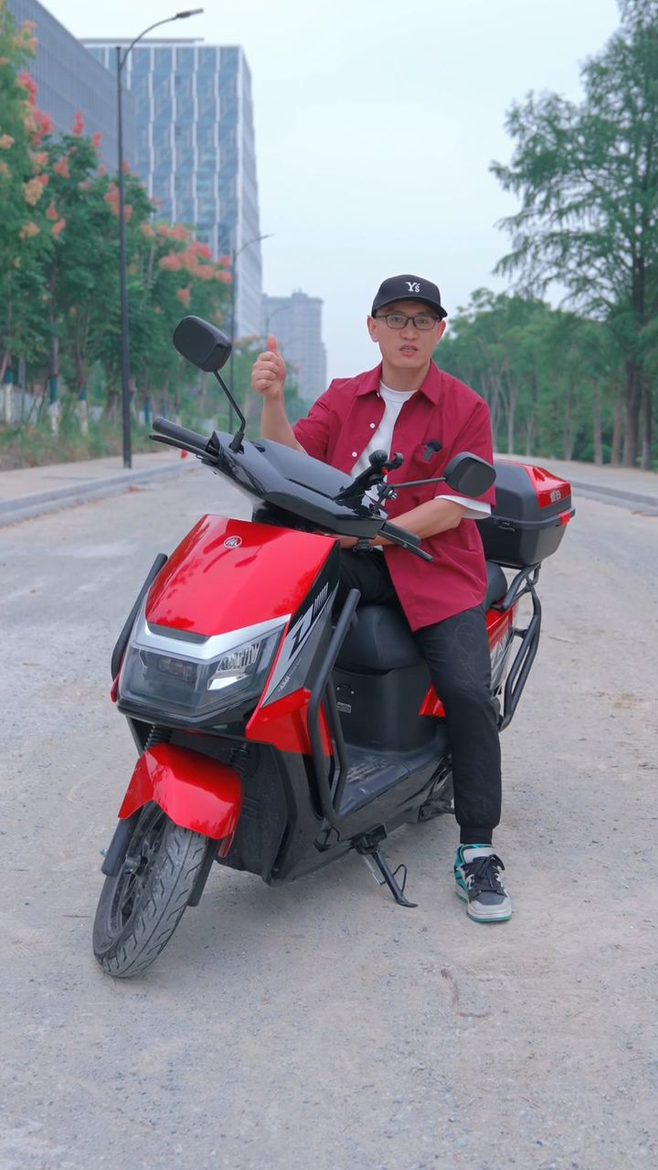 96v超大电池,续航257公里,爱玛劲霸f692评测 - 哔哩哔哩