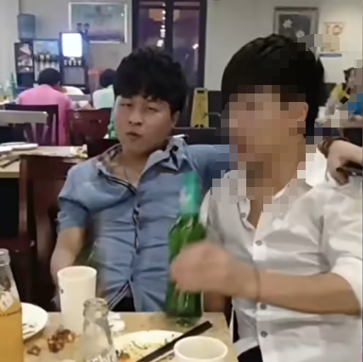 三兄妹吃炒鸡，79元一盘送6个饼6份面，全部吃完笑嬉嬉！ - 哔哩哔哩