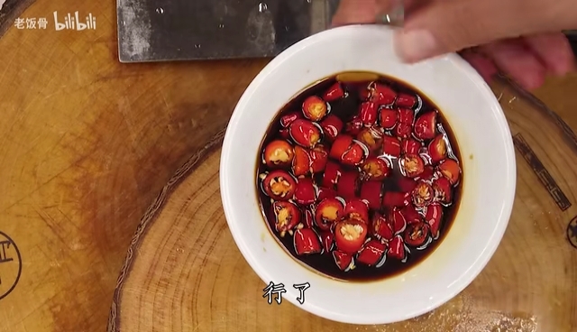 加入少许香油即可【能吃辣的可以加点小米辣蘸料】④放入煮熟的胡萝卜