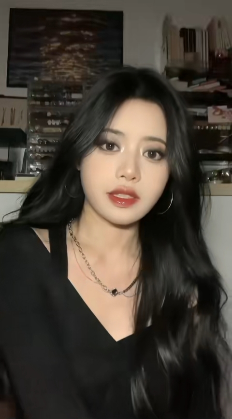 单眼皮女孩|浓颜系灰调碎钻烟熏妆 美丽坏女人妆容!