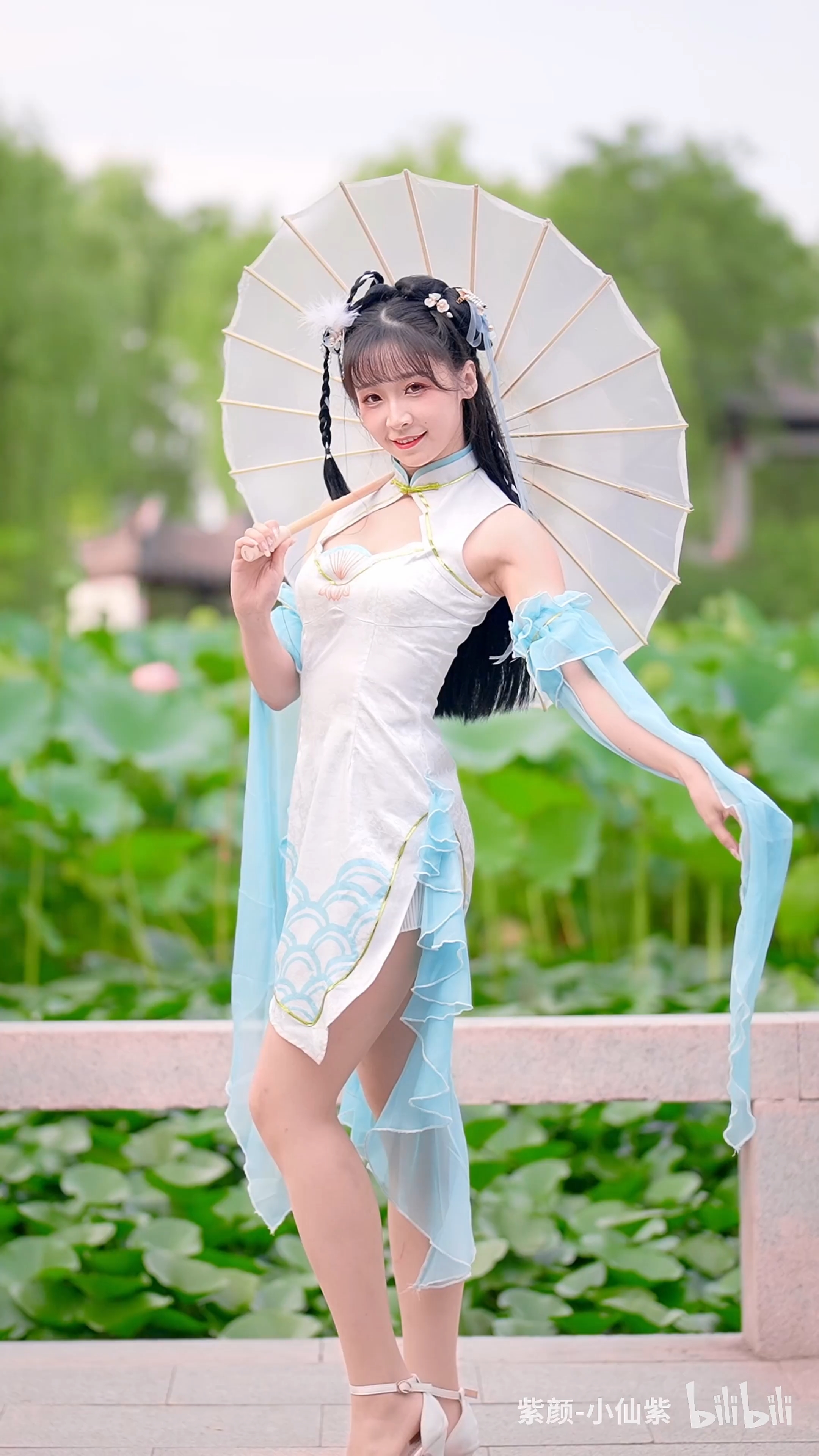 娇滴滴的超近旗袍伞舞 也太好看了吧～ - 哔哩哔哩