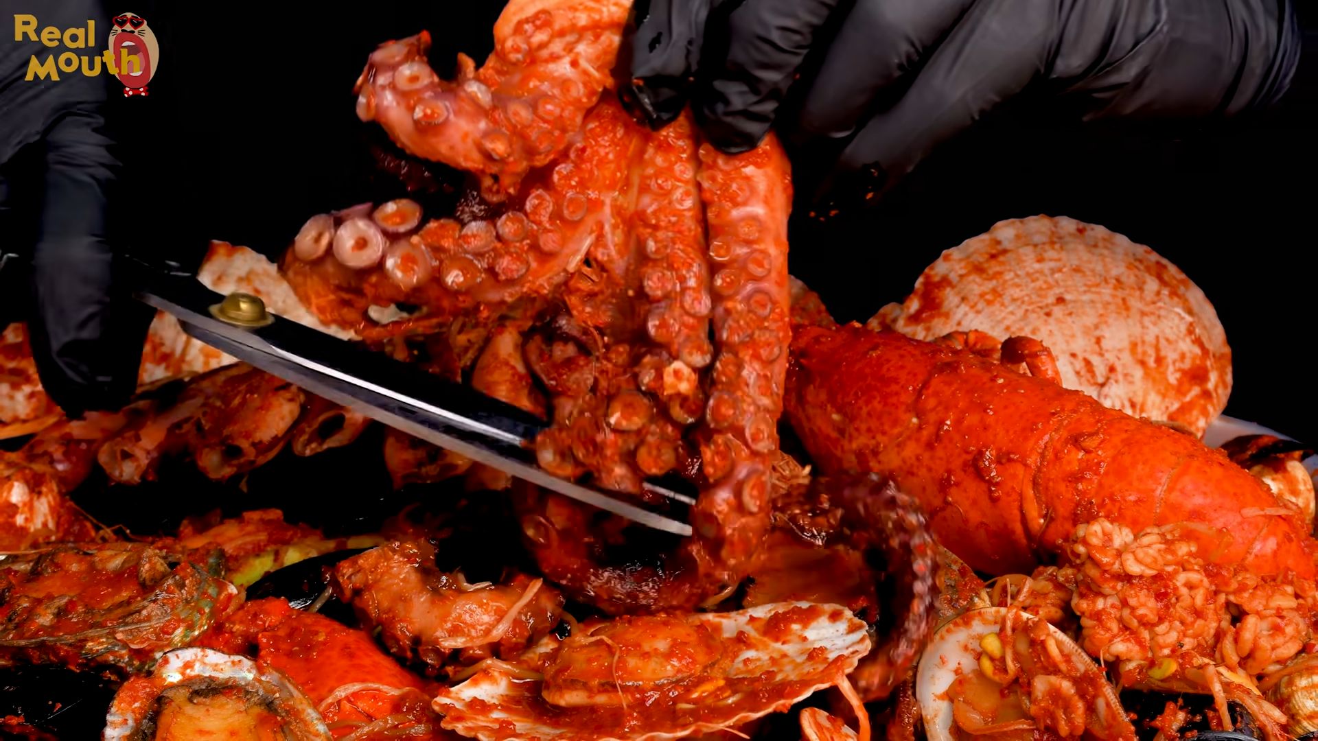 【韩国吃播realmouth】今天准备的菜单是巨型麻辣海鲜盛宴,希望你们