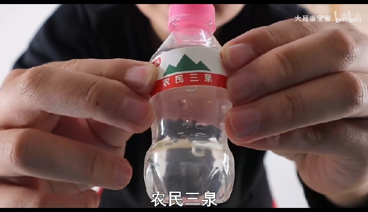 帅小伙花光零花钱买了桌奇葩盗版山寨饮料惊现雷碧农民三泉