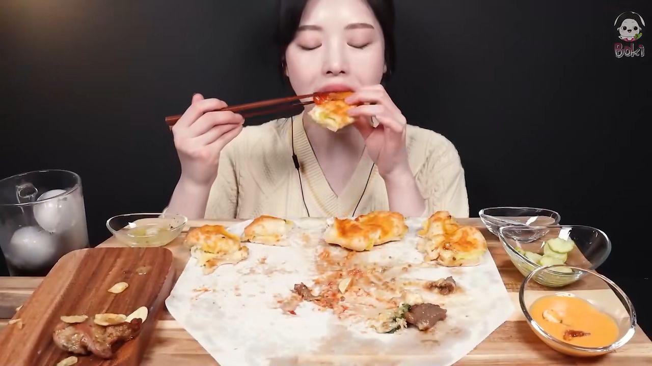 【中文字幕 boki】韩国美食博主 必胜客超大肋骨牛排虾仁双拼披萨|无