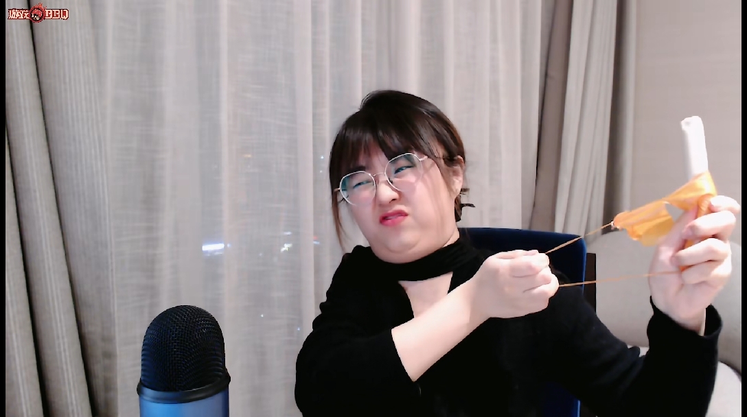 战鹰直播突然企图夹死观众 还用火腿肠拉弓射箭 抽象的天才!