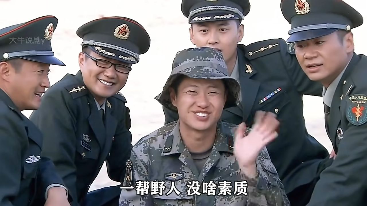 新兵何晨光被破格提干,成为军区最年轻的中尉! - 哔哩哔哩