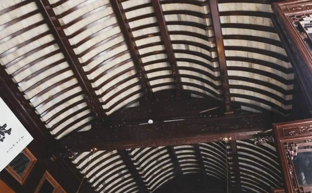 亭是供游人休息眺望的开敞式建筑,平面有四边,圆形,扇形等;廊是建筑外