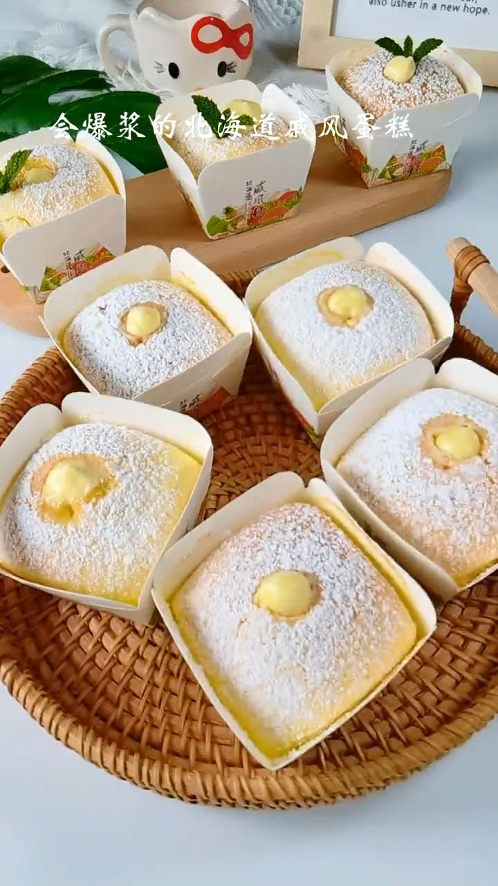 倒入卡仕达酱搅拌均匀 装裱花袋挤进纸杯蛋糕 表面撒一点糖粉515