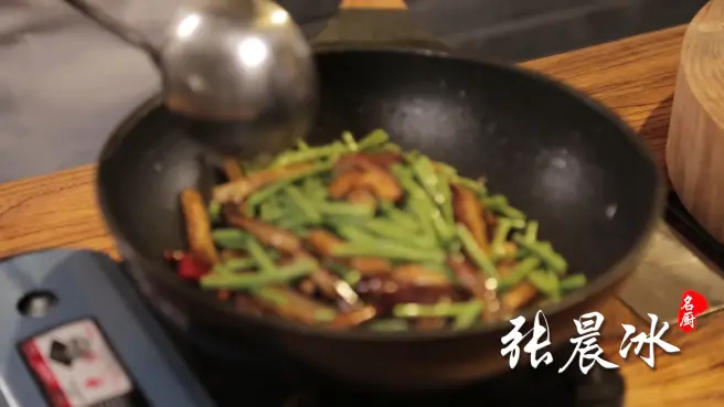 厨师教做家常菜茄子炒豆角,茄子豆角过油焯下,出锅后比肉都香 - 哔哩