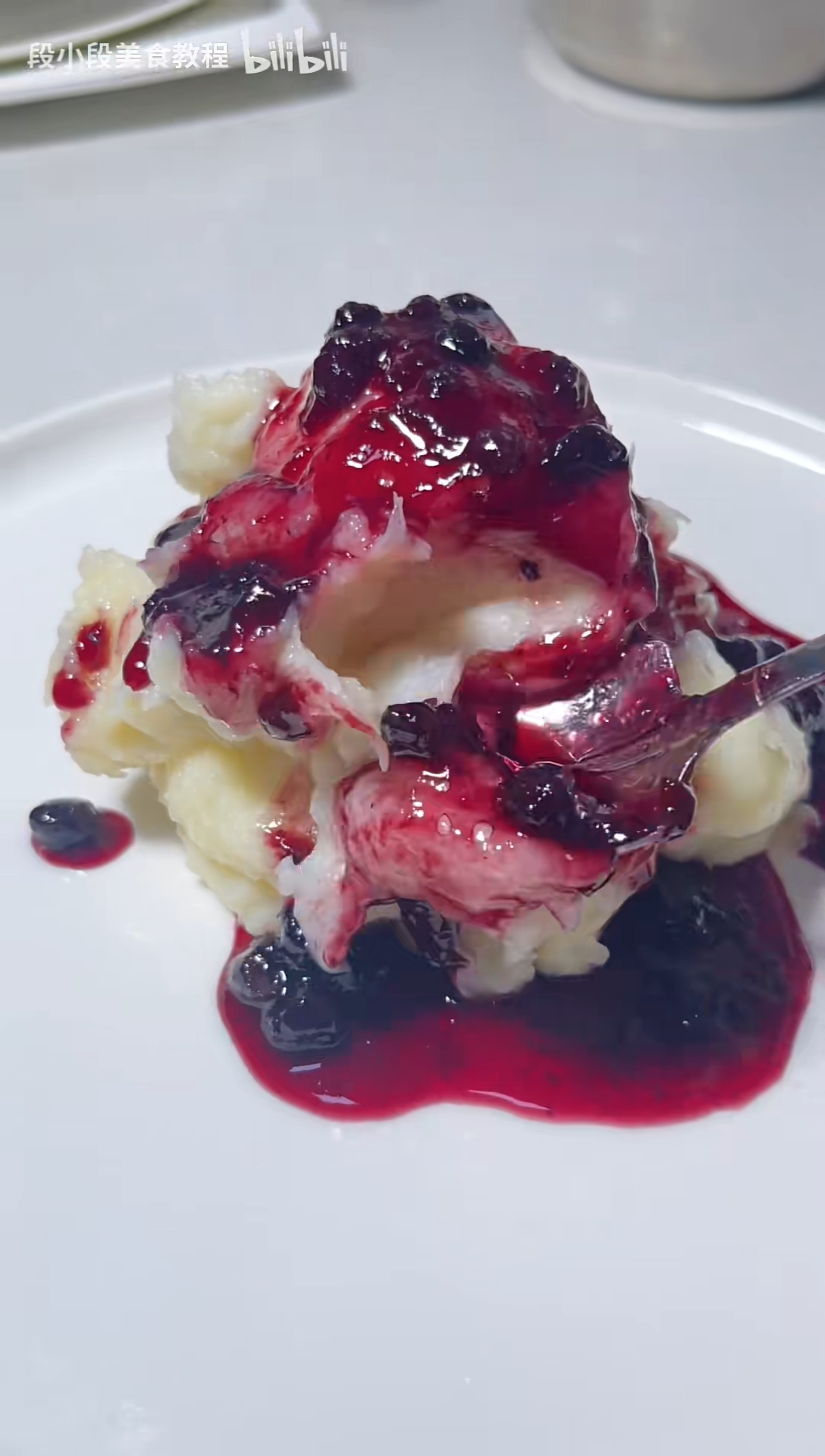 淋上蓝莓酱⑧混合均匀后,冷藏冰镇一下⑦确保山药的表面没有水分后