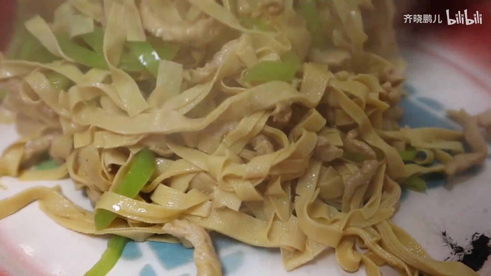 一个人的晚餐,晓鹏做肉丝炒干豆腐,没啥食欲一碗饭