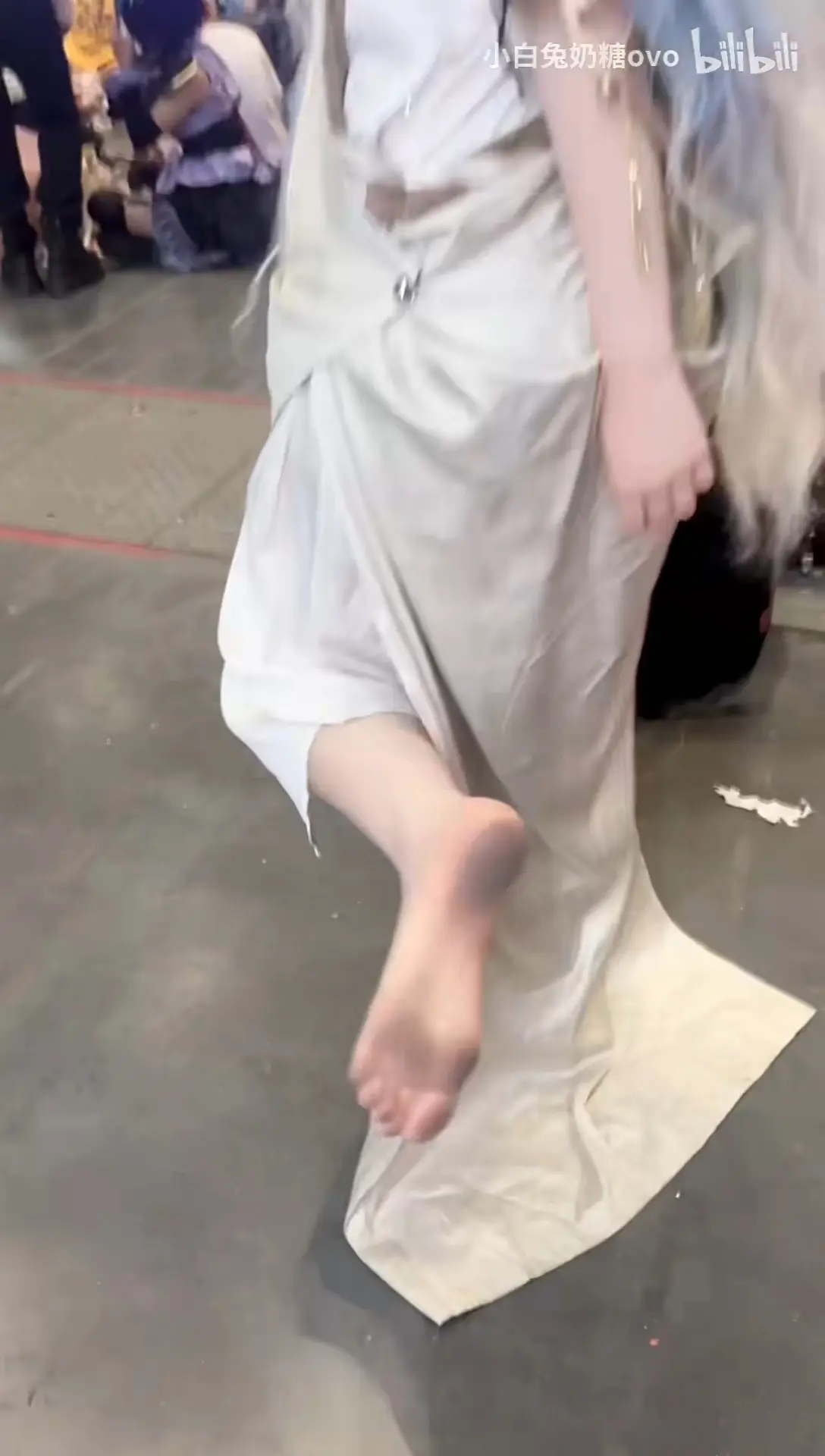 光脚在漫展蹦迪的后果