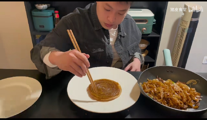 还原《满汉全席》鬼脚七的脆皮干炒牛河!猝不及防的翻车! - 哔哩哔哩