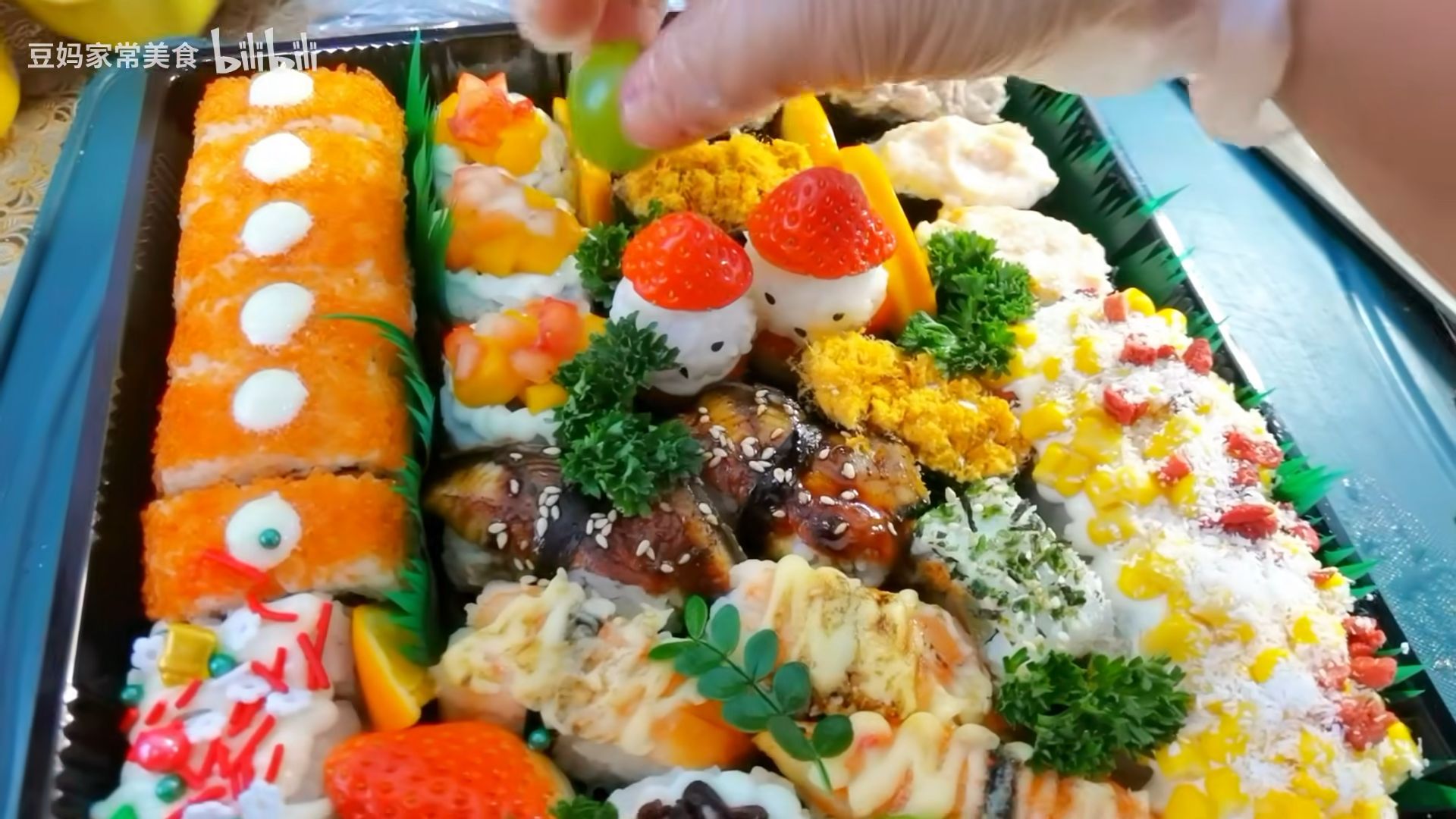 籽蟹柳卷打沙拉酱点缀51566摆入剩下的各种各样的寿司进行装盘