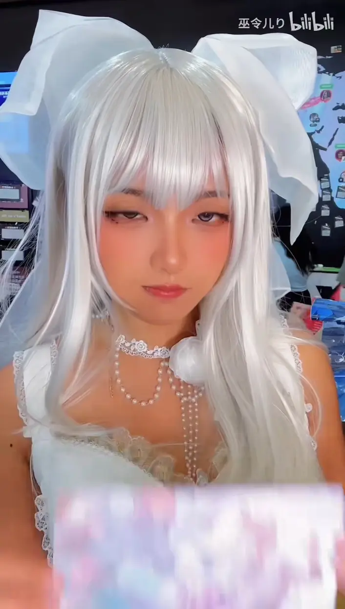 第一次做看板娘就是黑皮白毛!