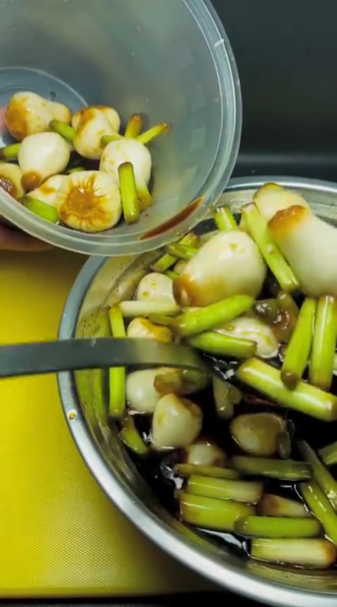 咸蒜这样腌,一家人都爱吃 - 哔哩哔哩