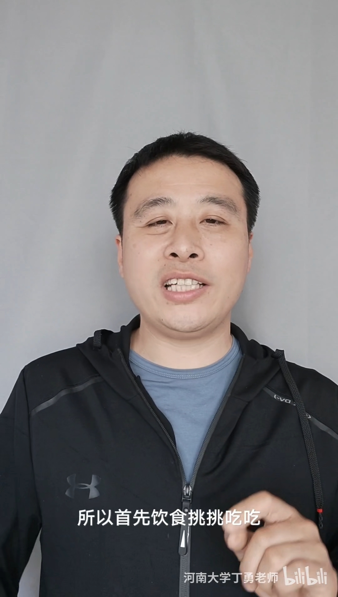 4.最后找医生开点治疗痛风的药3.然后多喝水,促进尿酸的排出.