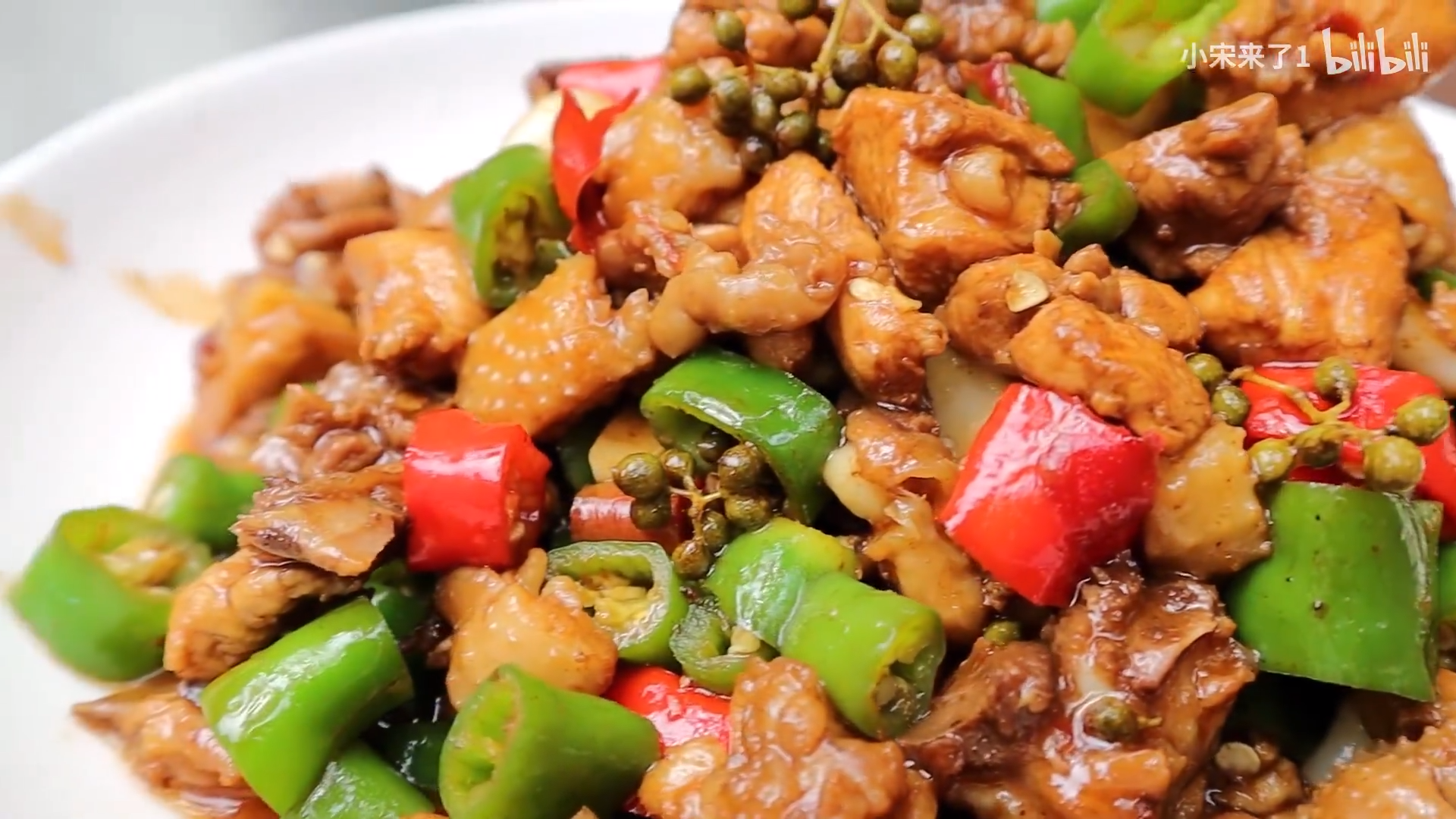 地里摘了一把鲜花椒,小伙做鲜椒鸡,鲜辣开胃,下米饭太香了