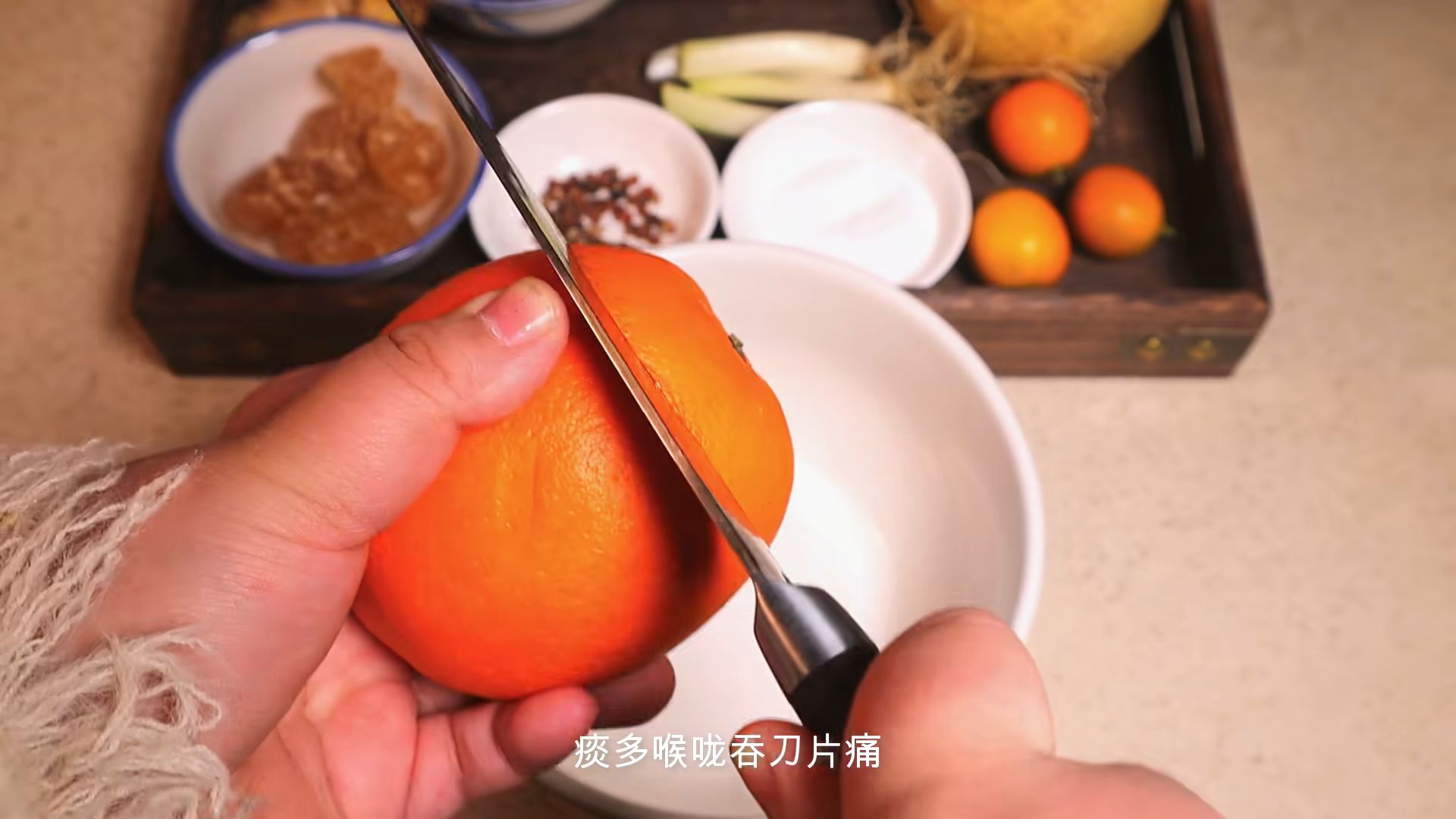 61566把橙子顶部割开用竹签戳洞撒上盐微波炉五分钟1351566