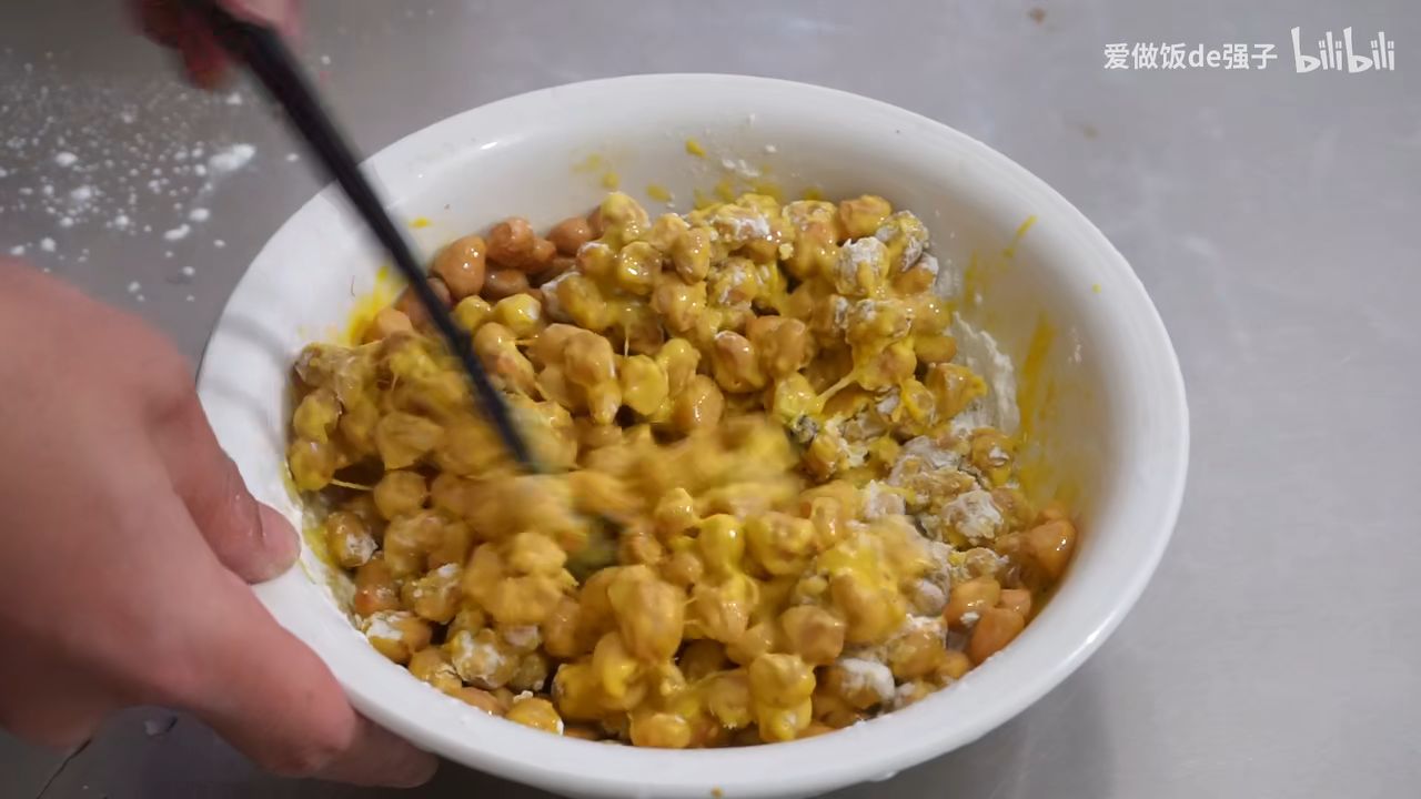 大厨教你挂霜花生零失败做法,糖霜全部裹在花生上,技巧很简单 - 哔哩