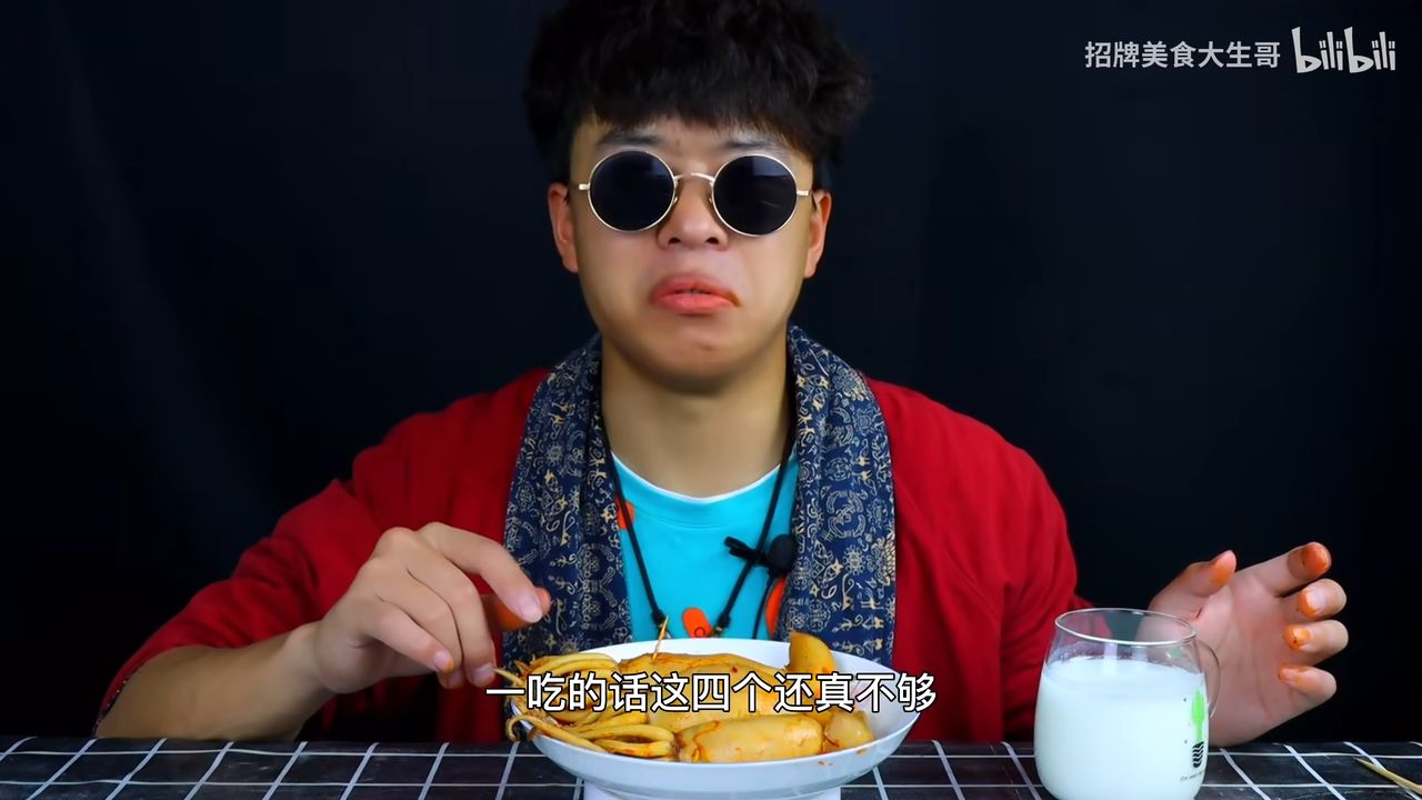 块钱,大圣哥就吃一个,其他的三个给我家人留着吧,要是大胜哥你吃的话