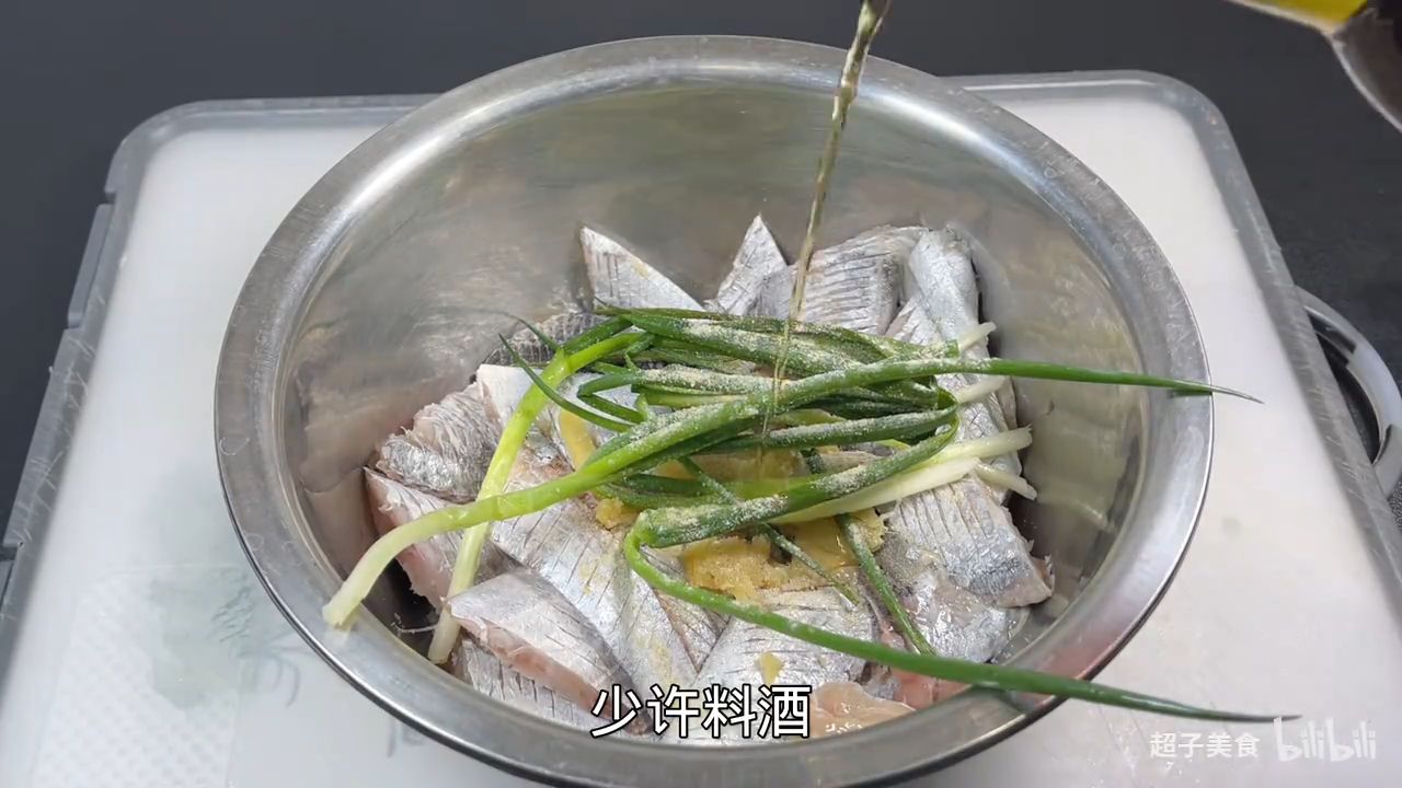 怎樣煎魚才不粘鍋不破皮,大廚教你3個重點,幹煎帶魚太香了!