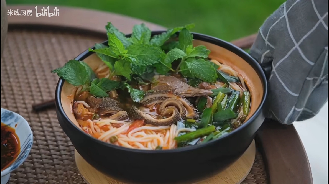 番茄酸汤羊杂米线 砂锅米线 自制酸汤 番茄 木姜子 - 哔哩哔哩