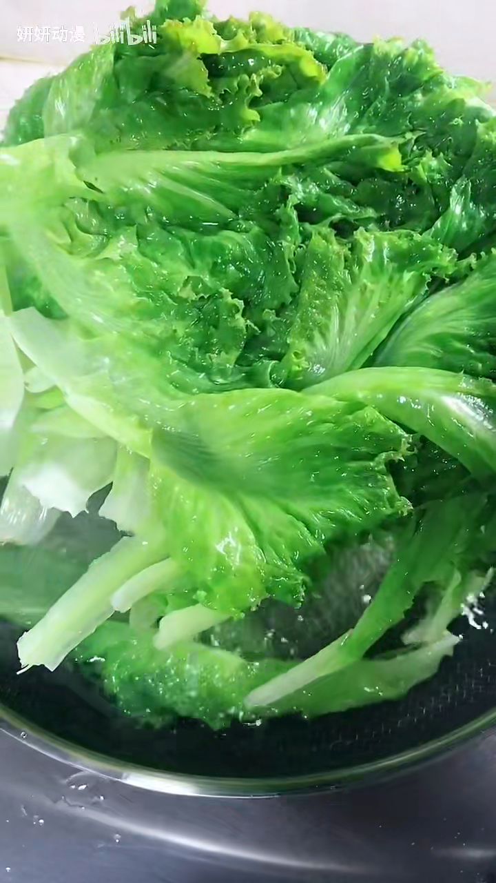 第二步08花一块钱买的生菜,清洗干净,准备上点蒜末,锅中烧水,加入一