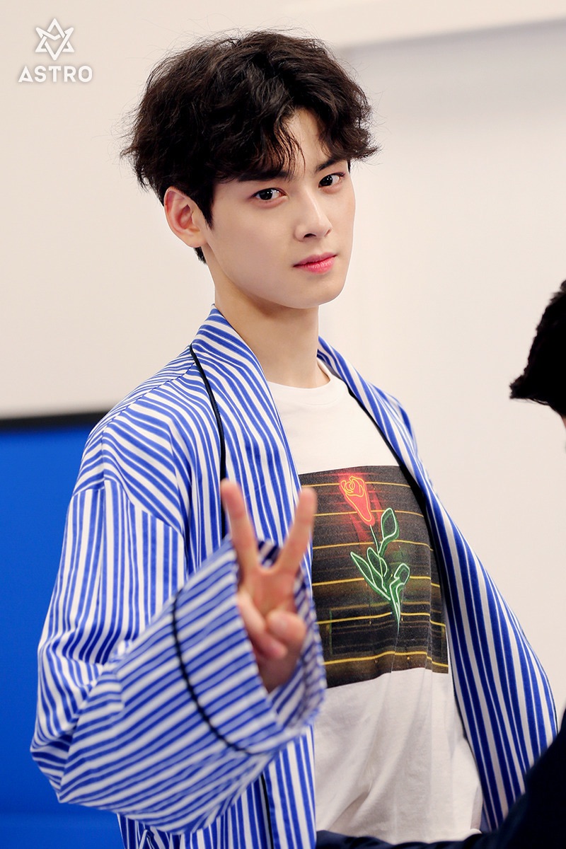 车银优让你无法移开视线的他出道初期之嫩照