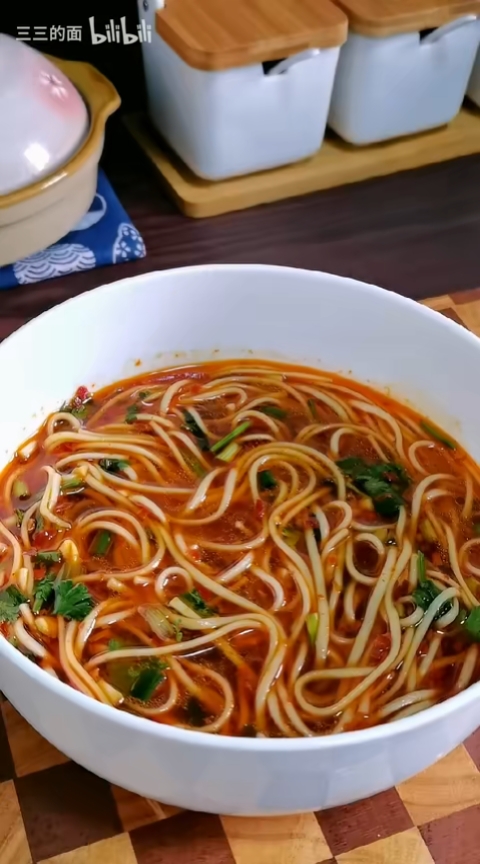 葱花,香菜,蒜末,1勺粗辣椒面1勺辣椒粉半勺胡椒粉二,制作过程98挂面