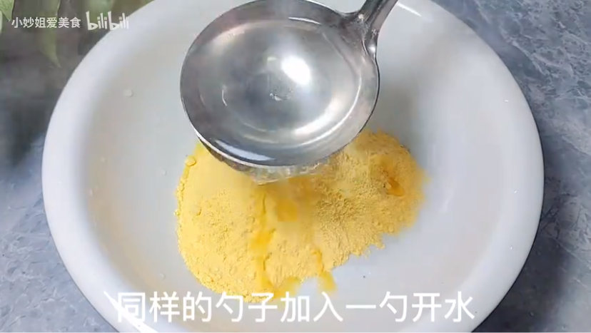 一勺玉米粉一勺糯米粉两勺开水,竟然能煎出这么美味的饼,做法超简单 - 哔哩哔哩